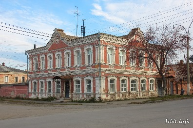 Дом купца Д. В. Зязина построен в 1869 г. Расположен по адресу: г. Ирбит, ул. Орджоникидзе, 41.  Фото 14 октября 2017 г. Фотограф Евгений Рулев.