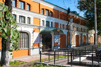 Здание торгового корпуса построено в 1890-х гг. Находится по адресу: г. Ирбит, ул. Карла Маркса, 47. 
Фото 2016 года. Фотограф Евгений Рулев.