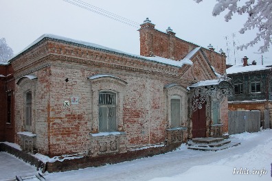 Лавка купца Зязина построена в начале XIX века. Находится по адресу: г. Ирбит, ул. Орджоникидзе, 34. Фото 17 декабря 2015 г. Фотограф Евгений Рулев.