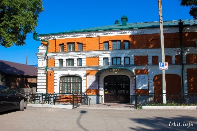 Здание торгового корпуса построено в 1890-х гг. Находится по адресу: г. Ирбит, ул. Карла Маркса, 47. 
Фото 2016 года. Фотограф Евгений Рулев.