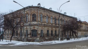 Дом купца Луканина построен в 1878 году. Здание находится по адресу: г. Ирбит, ул. Революции, 24. Фото 15 декабря 2015 г. Фотограф Евгений Рулев.