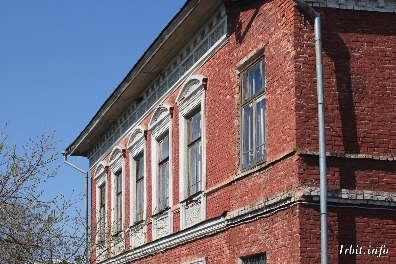Дом купца Зязина построен в конце XIX в. Здание находится по адресу: г. Ирбит, ул. Орджоникидзе, 32. Фото 8 апреля 2018 г. Фотограф Евгений Рулев.