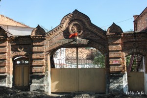 Двухэтажный каменный особняк, построенный в начале XIX в., находится по адресу: г. Ирбит, ул. Революции, 28. Фото 22 мая 2016 г. Фотограф Евгений Рулев.
