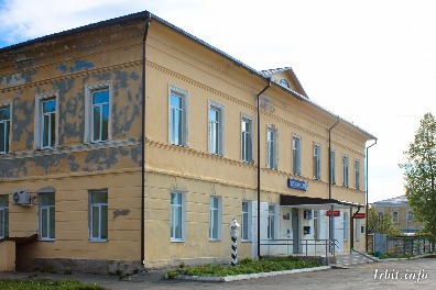 Здание городской управы построено в середине XIX века, расположено по адресу: г. Ирбит, ул. Ленина, 15. 
Фото 22 мая 2017 г. Фотограф Евгений Рулев.