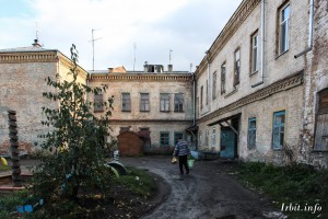 Дом купца Луканина построен в 1878 году. Здание находится по адресу: г. Ирбит, ул. Революции, 24. Фото 19 сентября 2012 г. Фотограф Евгений Рулев.