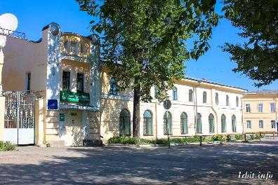 Здание казначейства построено в 1808 году. Находится по адресу: г. Ирбит, ул. Ленина, 17.  Фото 22 мая 2016 г. Фотограф Евгений Рулев.