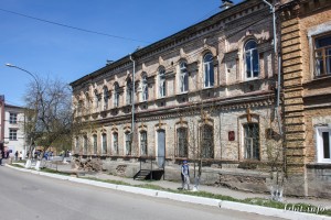 Дом купца Луканина построен в 1878 году. Здание находится по адресу: г. Ирбит, ул. Революции, 24. Фото 1 мая 2017 г. Фотограф Евгений Рулев.