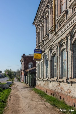 Дом купца Фалалеева построен в 1879 году. Здание находится по адресу: г. Ирбит, ул. Советская, 13. Фото 22 мая 2016 г. Фотограф Евгений Рулев.
