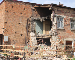В Ирбите рухнула стена жилого дома. Расселять здание не будут
