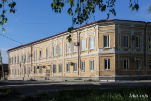 Гостиница "Сибирское подворье" была построена в 1878 году. Здание расположено по адресу: г. Ирбит, ул. Революции, 16. Фото 21 мая 2017 г. Фотограф Евгений Рулев.