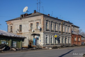 Дом купца Фалалеева построен в 1879 году. Здание находится по адресу: г. Ирбит, ул. Советская, 13. Фото 19 марта 2017 г. Фотограф Евгений Рулев.