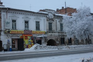 Дом купца Дунаева построен в 1879 году. Здание расположено по адресу: г. Ирбит, ул. Советская, 1.  Фото 15 декабря 2015 г. Фотограф Евгений Рулев.