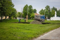 Подготовительные работы по установке памятника императрице Екатерине Великой в Ирбите, 6 июня 2013 года