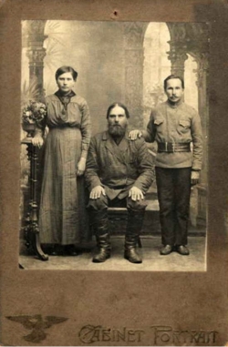 Фрол Корнилович - в центре, его дочь  Серикова Александра Фроловна и Соловьев Илья Максимович 
