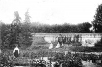 Женщины на отдыхе в ирбитском общественном саду в 1912 году.