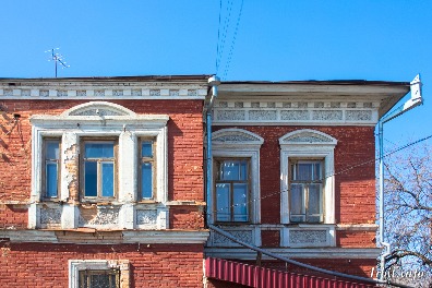 Дом купца Зязина построен в конце XIX в. Здание находится по адресу: г. Ирбит, ул. Орджоникидзе, 32. Фото 8 апреля 2018 г. Фотограф Евгений Рулев.