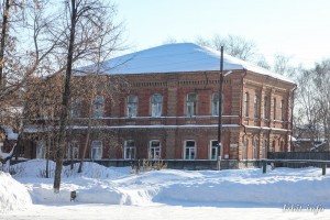 Двухэтажный каменный особняк, построенный в начале XIX в., находится по адресу: г. Ирбит, ул. Революции, 28. Фото 5 февраля 2017 г. Фотограф Евгений Рулев.