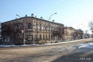 Дом купца Луканина построен в 1878 году. Здание находится по адресу: г. Ирбит, ул. Революции, 24. Фото 29 октября 2017 г. Фотограф Евгений Рулев.
