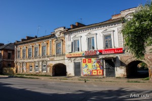 Дом купца Дунаева построен в 1879 году. Здание расположено по адресу: г. Ирбит, ул. Советская, 1.  Фото 22 мая 2016 г. Фотограф Евгений Рулев.
