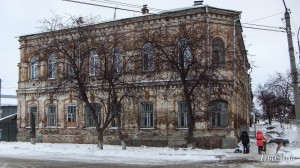 Дом купца Луканина построен в 1878 году. Здание находится по адресу: г. Ирбит, ул. Революции, 24. Фото 15 декабря 2015 г. Фотограф Евгений Рулев.