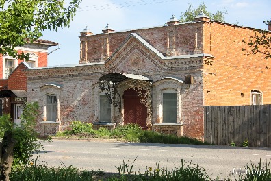 Лавка купца Зязина построена в начале XIX века. Находится по адресу: г. Ирбит, ул. Орджоникидзе, 34. Фото 22 мая 2016 г. Фотограф Евгений Рулев.