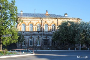 Дом купца Луканина построен в 1878 году. Здание находится по адресу: г. Ирбит, ул. Революции, 24. Фото 25 мая 2017 г. Фотограф Евгений Рулев.