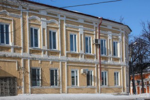 Гостиница "Сибирское подворье" была построена в 1878 году. Здание расположено по адресу: г. Ирбит, ул. Революции, 16. Фото 1 апреля 2018 г. Фотограф Евгений Рулев.