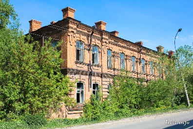 Образец казенного дома конца XIX в. Здание построено в 1899 г. Находится по адресу: г. Ирбит, ул. Карла Маркса, 122. 
Фото 2016 года.
