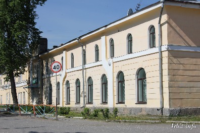 Здание казначейства построено в 1808 году. Находится по адресу: г. Ирбит, ул. Ленина, 17.  Фото 22 мая 2016 г. Фотограф Евгений Рулев.