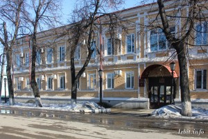 Гостиница "Сибирское подворье" была построена в 1878 году. Здание расположено по адресу: г. Ирбит, ул. Революции, 16. Фото 7 апреля 2018 г. Фотограф Евгений Рулев.