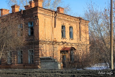 Образец казенного дома конца XIX в. Здание построено в 1899 г. Находится по адресу: г. Ирбит, ул. Карла Маркса, 122. 
Фото 2018 года.