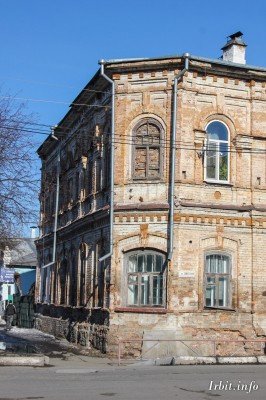 Дом купца Луканина построен в 1878 году. Здание находится по адресу: г. Ирбит, ул. Революции, 24. Фото 7 апреля 2018 г. Фотограф Евгений Рулев.