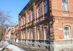 Двухэтажный каменный особняк, построенный в начале XIX в., находится по адресу: г. Ирбит, ул. Революции, 28. Фото 7 апреля 2018 г. Фотограф Евгений Рулев.