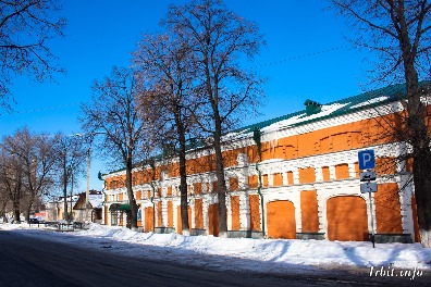Здание торгового корпуса построено в 1890-х гг. Находится по адресу: г. Ирбит, ул. Карла Маркса, 47. 
Фото 2018 года. Фотограф Евгений Рулев.