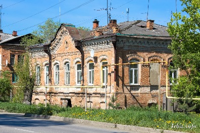 Дом купца Калинина построен XIX веке, расположен по адресу: г. Ирбит, ул. Ленина, 27. Фото 22 мая 2016 г. Фотограф Евгений Рулев.