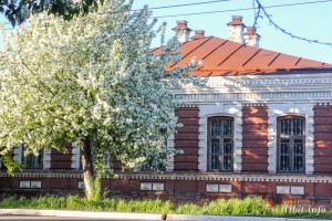 Дом купца Рудакова, который расположен в городе Ирбите по улице Советская 36. Фото 25 мая 2017 г. Фотограф Евгений Рулев.