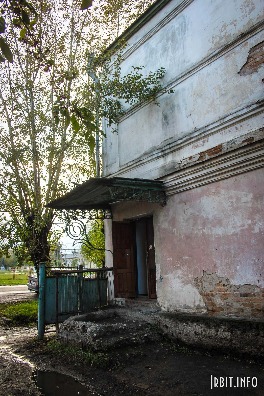 Вход в жилой дом. Адрес: г. Ирбит, ул. Кирова, 60. Фото 2016 года. Фотограф Евгений Рулев.