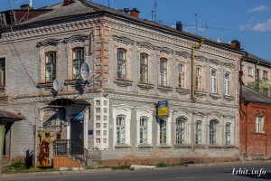 Дом купца Фалалеева построен в 1879 году. Здание находится по адресу: г. Ирбит, ул. Советская, 13. Фото 22 мая 2016 г. Фотограф Евгений Рулев.