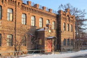 Здание мужской гимназии (г. Ирбит, ул. Свободы, 24). Фото 3 января 2018 года. Фотограф Евгений Рулев.