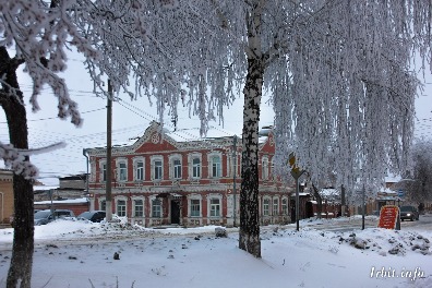 Дом купца Д. В. Зязина построен в 1869 г. Расположен по адресу: г. Ирбит, ул. Орджоникидзе, 41.  Фото 17 декабря 2015 г. Фотограф Евгений Рулев.