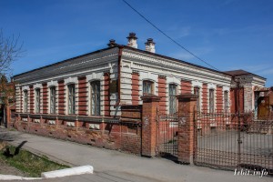 Дом купца Рудакова, который расположен в городе Ирбите по улице Советская 36. Фото 1 мая 2017 г. Фотограф Евгений Рулев.