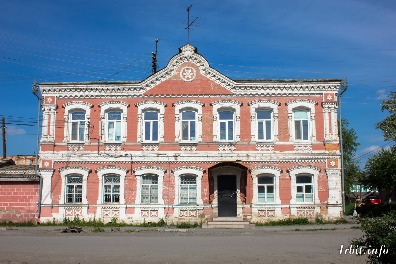 Дом купца Д. В. Зязина построен в 1869 г. Расположен по адресу: г. Ирбит, ул. Орджоникидзе, 41.  Фото 22 мая 2016 г. Фотограф Евгений Рулев.