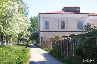 Двухэтажный каменный особняк, украшенный резьбой, расположен по адресу: г. Ирбит, ул. Орджоникидзе, 38. Фото 22 мая 2016 г. Фотограф Евгений Рулев.