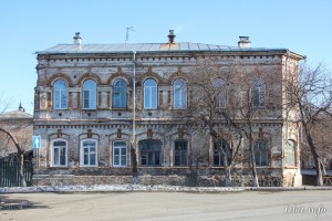 Дом купца Луканина построен в 1878 году. Здание находится по адресу: г. Ирбит, ул. Революции, 24. Фото 7 апреля 2018 г. Фотограф Евгений Рулев.