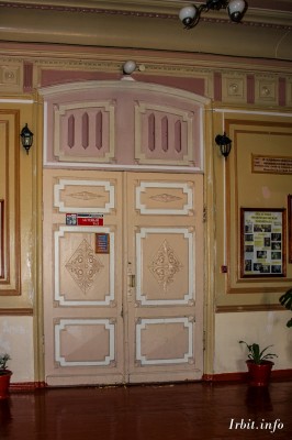 Дверь в актовый зал (здание мужской гимназии, г. Ирбит, ул. Свободы, 24). Фото 15 апреля 2012 года. Фотограф Евгений Рулев.