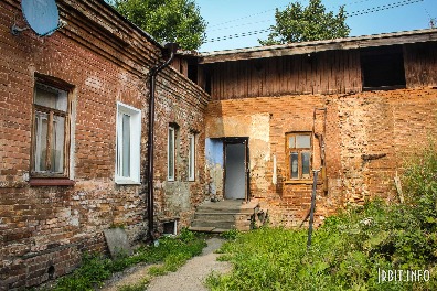 Во дворе дома купца Колмакова (построен в 1910 году). Здание расположено по адресу: г. Ирбит,  ул. Ленина, 4. Фото 19 июля 2016 г. Фотограф Евгений Рулев.