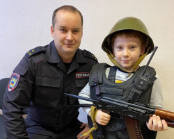 Полицейский Дед Мороз вновь исполнил детскую мечту