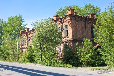 Образец казенного дома конца XIX в. Здание построено в 1899 г. Находится по адресу: г. Ирбит, ул. Карла Маркса, 122. 
Фото 2016 года.