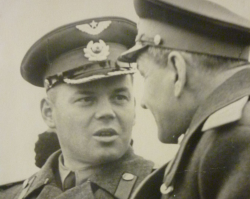Дважды Герой Советского Союза Речкалов Г.А. на митинге в Зайково, 1949 г.
Фото из альбома фотокорреспондента Тюфякова И.Н.