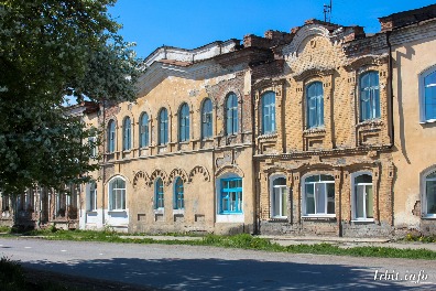 Магазин купцов Агафуровых построен в 1858 году. Здание расположено по адресу: г. Ирбит, ул. Красноармейская, 5. Фото 2016 года. Фотограф Евгений Рулев.